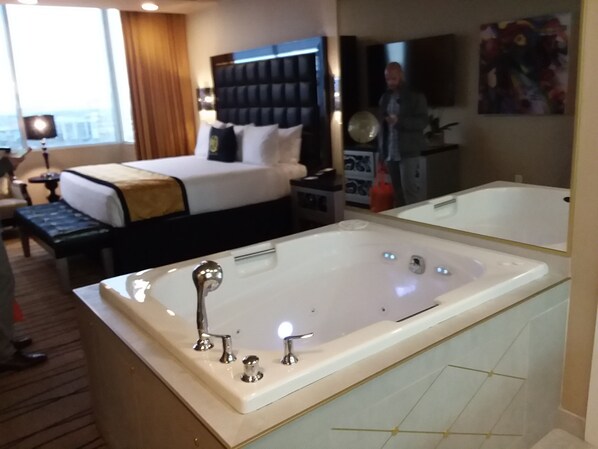 2 bedrooms, in-room safe, desk, iron/ironing board - Westgate Las Vegas Presidential Suite (Las Vegas)