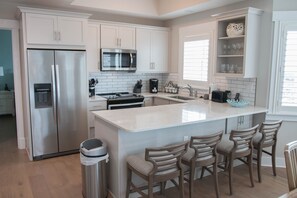 Een koelkast, een magnetron, een oven, een kookplaat