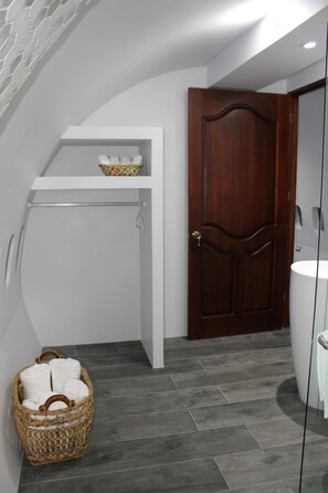 Douche, sèche-cheveux, serviettes fournies, savon