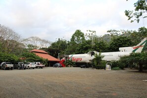 Third-party on-site parking, car recommended - Suites Charter Boutique - Toucan (Dominical)