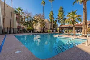 Una piscina al aire libre, una piscina climatizada