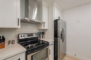Frigorífico, microondas, horno y placa de cocina