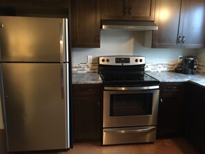 Fridge, microwave, oven, stovetop - On TheRock BnB ~ Modern Suite (Comox)