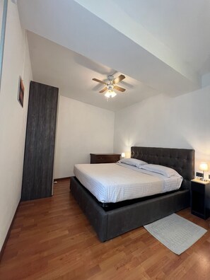 2 camere, una scrivania, ferro/asse da stiro, culla da viaggio