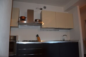 Kühlschrank, Ofen, Herdplatte, Geschirrspüler