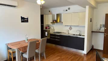 KĂŒhlschrank, Ofen, Herdplatte, GeschirrspĂŒler