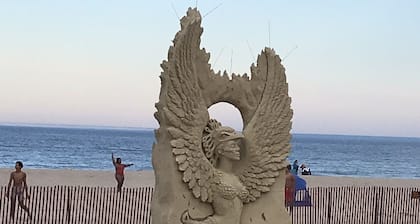 Location! Value! Steps to Beach! Perfect for Summer Trip- Spacious 4-5BR Retreat