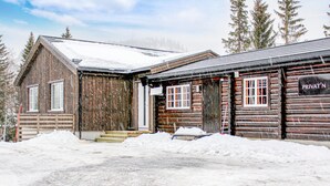 A log cabin with a snow-covered roof and a sign reading "PRIVAT'N". - Awesome home in Hemsedal with WiFi (Hemsedal)
