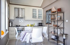 Wasserkocher mit Kaffee-/Teezubehör, Kühlschrank, Herdplatte