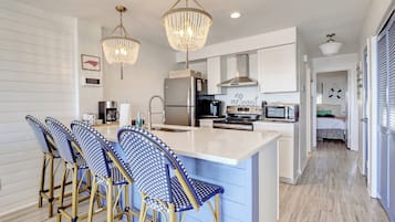 Refrigerador, microondas, horno, placa de cocina