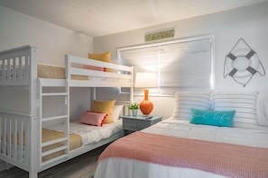2 bedrooms, iron/ironing board, travel crib, WiFi (free) - Big Deck, Oceanfront, Elevator, Pool (Carolina Beach)
