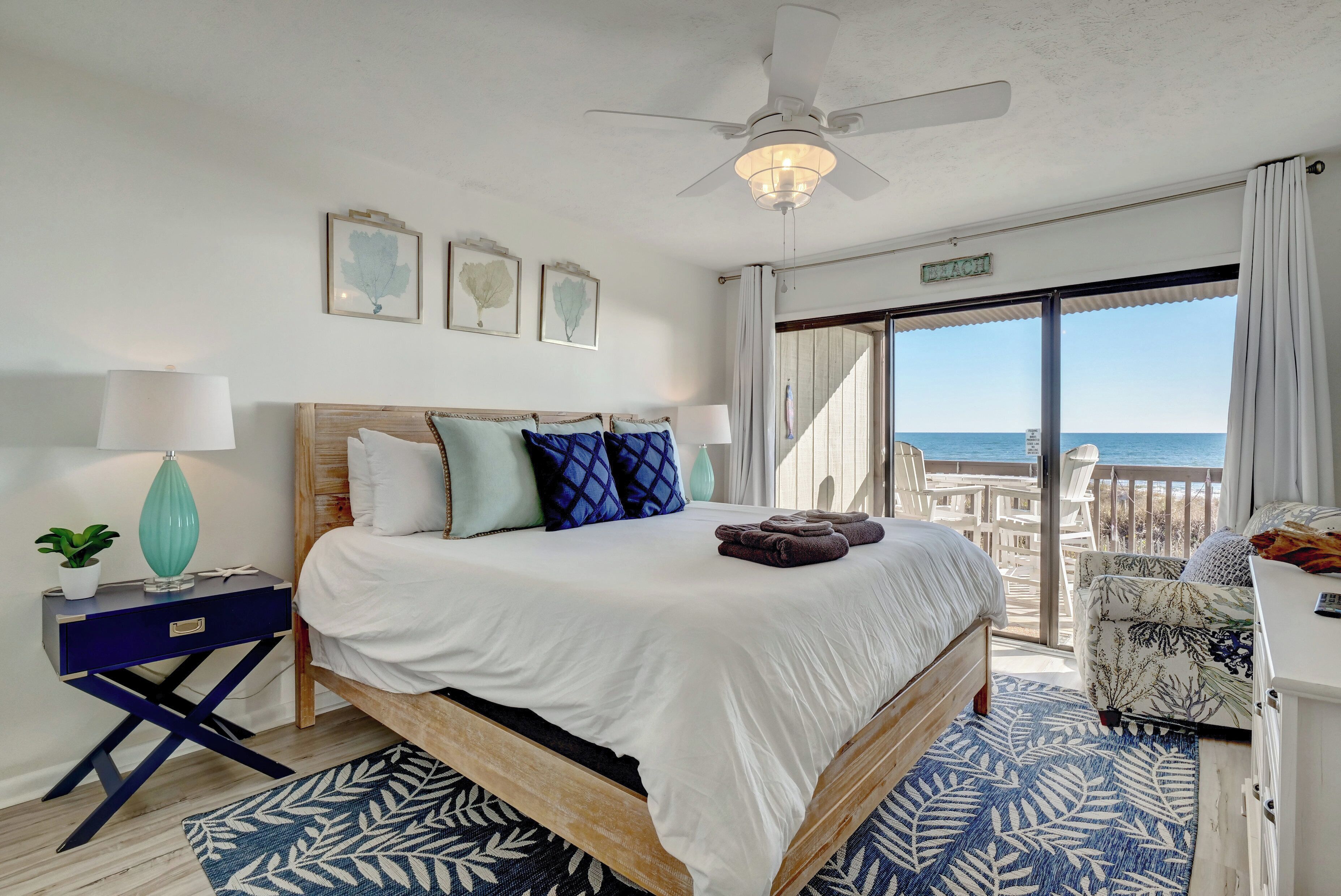 2 habitaciones, escritorio y tabla de planchar con plancha 