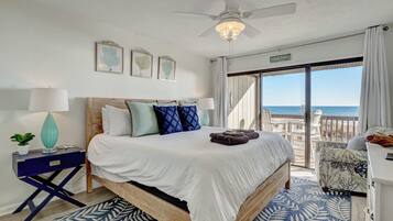 2 habitaciones, escritorio y tabla de planchar con plancha