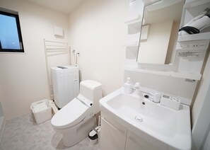 샤워기/욕조 결합, 무료 세면용품, 헤어드라이어, 슬리퍼