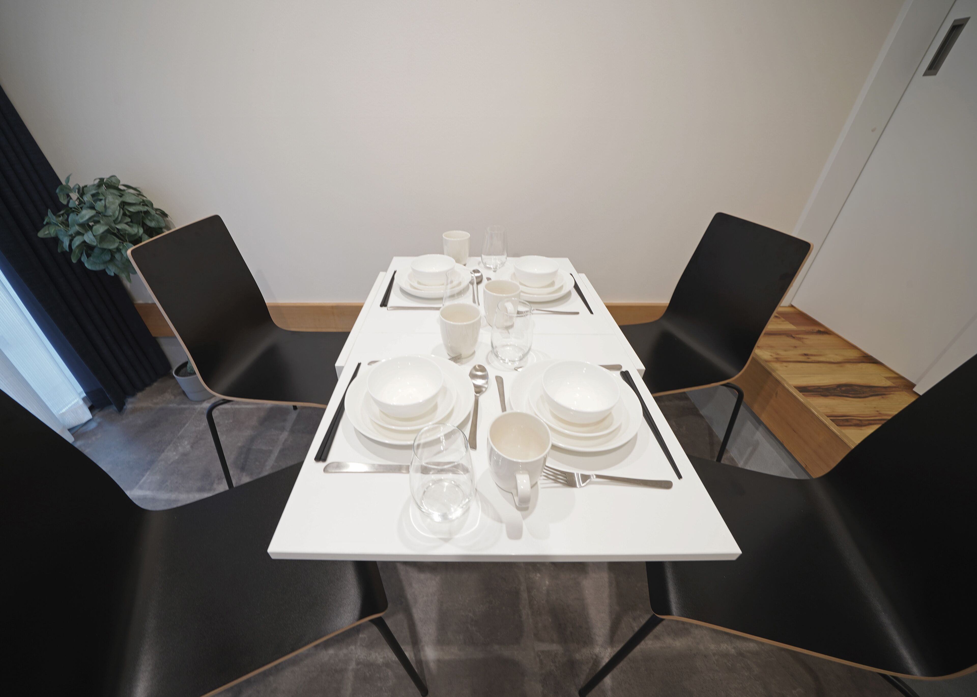 Schreibtisch, laptopgeeigneter Arbeitsplatz, Bügeleisen/Bügelbrett