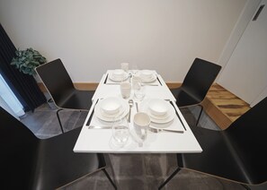 Skrivebord, arbejdsområde til bærbare computere, strygejern/strygebræt