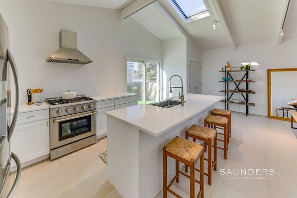 Réfrigérateur, four, plaque de cuisson, lave-vaisselle