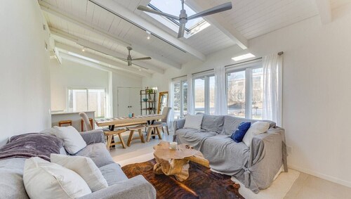 Yksityinen ranta, oma uima-allas, puhdas kesäinen rantatalo