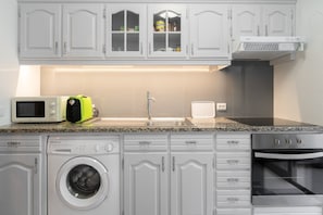 Fridge, microwave, oven, coffee/tea maker