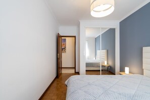 2 habitaciones, escritorio, tabla de planchar con plancha y internet 