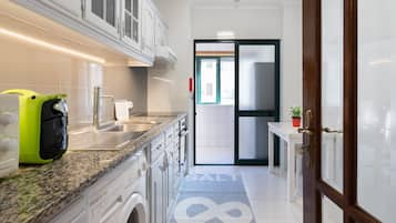 冷蔵庫、電子レンジ、オーブン、コーヒー / ティーメーカー