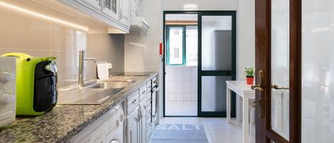 Refrigerador, microondas, horno, cafetera/tetera