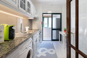 Fridge, microwave, oven, coffee/tea maker