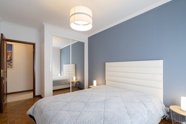 2 bedrooms, desk, iron/ironing board, internet