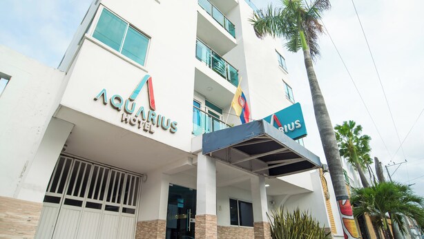 A hotel named Aquarius with a modern design, featuring a covered entrance and multiple floors. - Hotel Aquarius (Barranquilla)