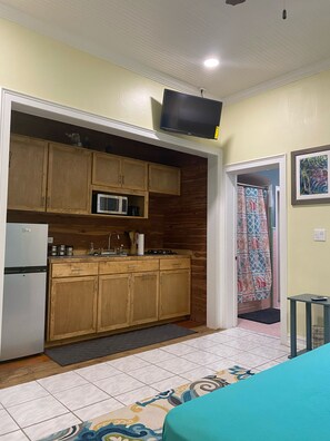 Mikrowelle, Wasserkocher mit Kaffee-/Teezubehör