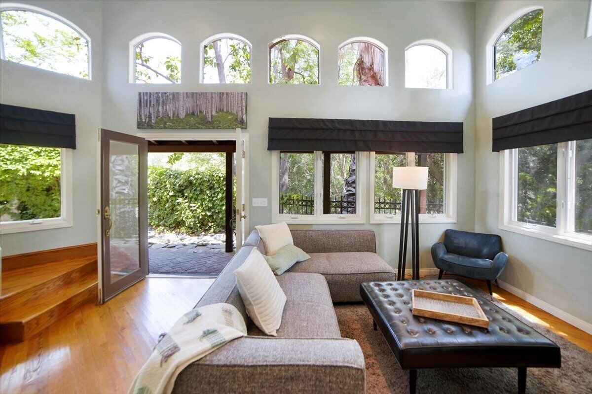 UPSCALE GUEST HOUSE IN THE HILLS