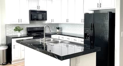 Lovely Modern Condo 2 Bedroom with pool/spa