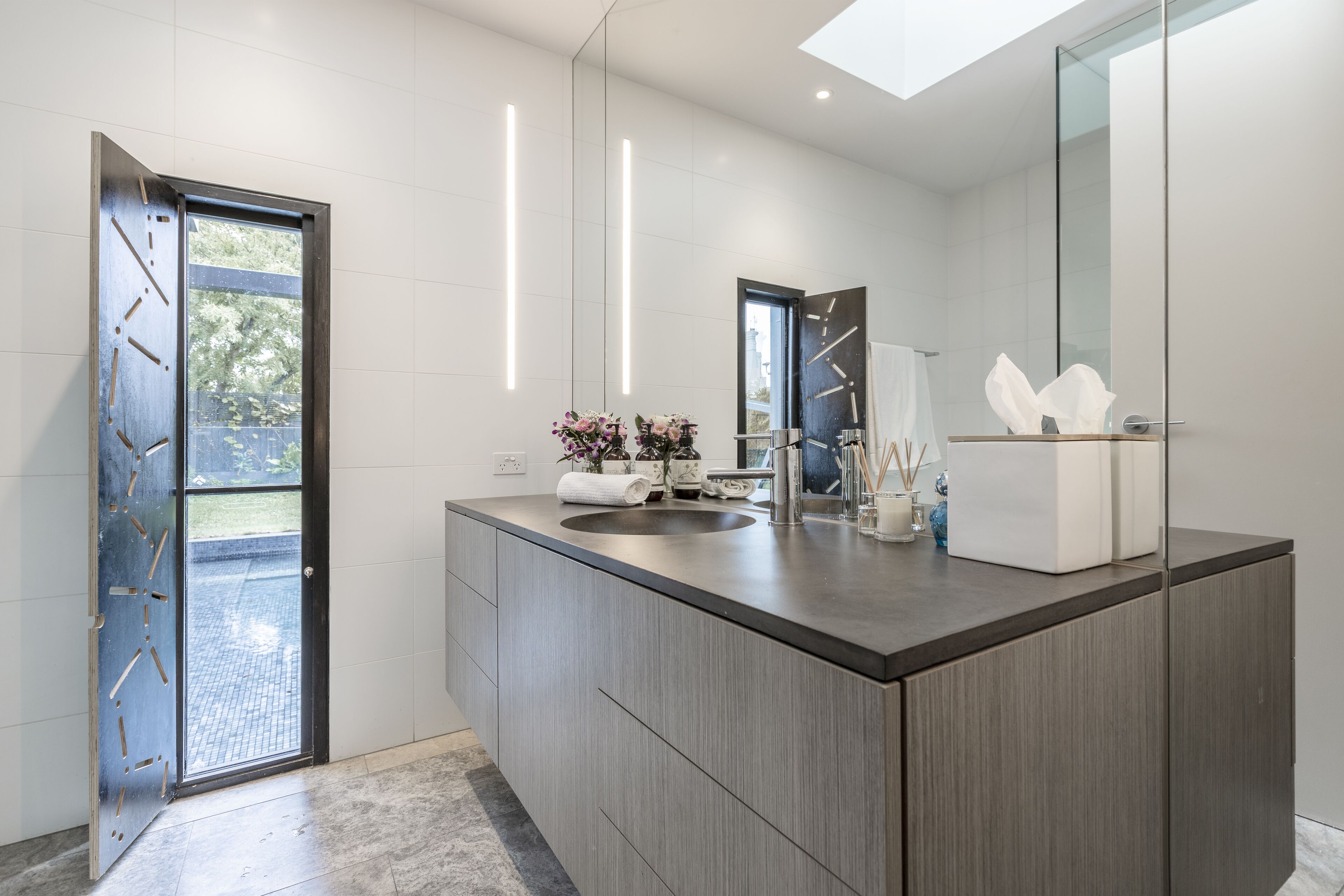 Architectural Luxury Home - Premier location in Hawthorn — image 2