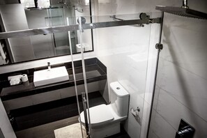 Habitación cuádruple Premier | Baño | Ducha, artículos de higiene personal gratuitos, jabón y champú