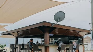 2 bars/lounges