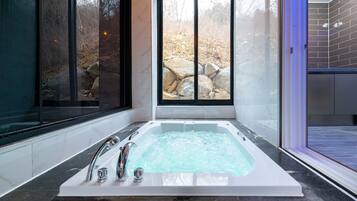 Poolvilla 102 | Private spa tub