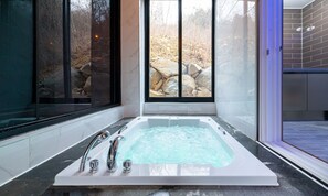 Private spa tub - NJ Poolvilla (Hoengseong)