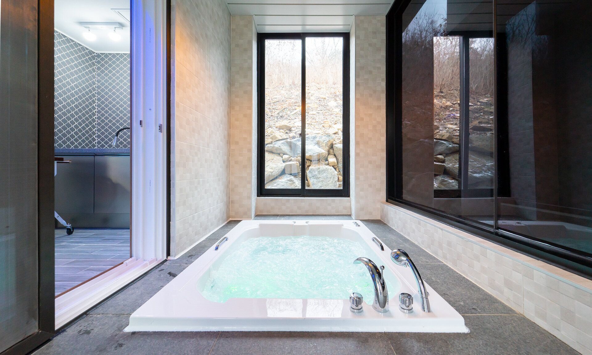 Poolvilla 101 | Private spa tub