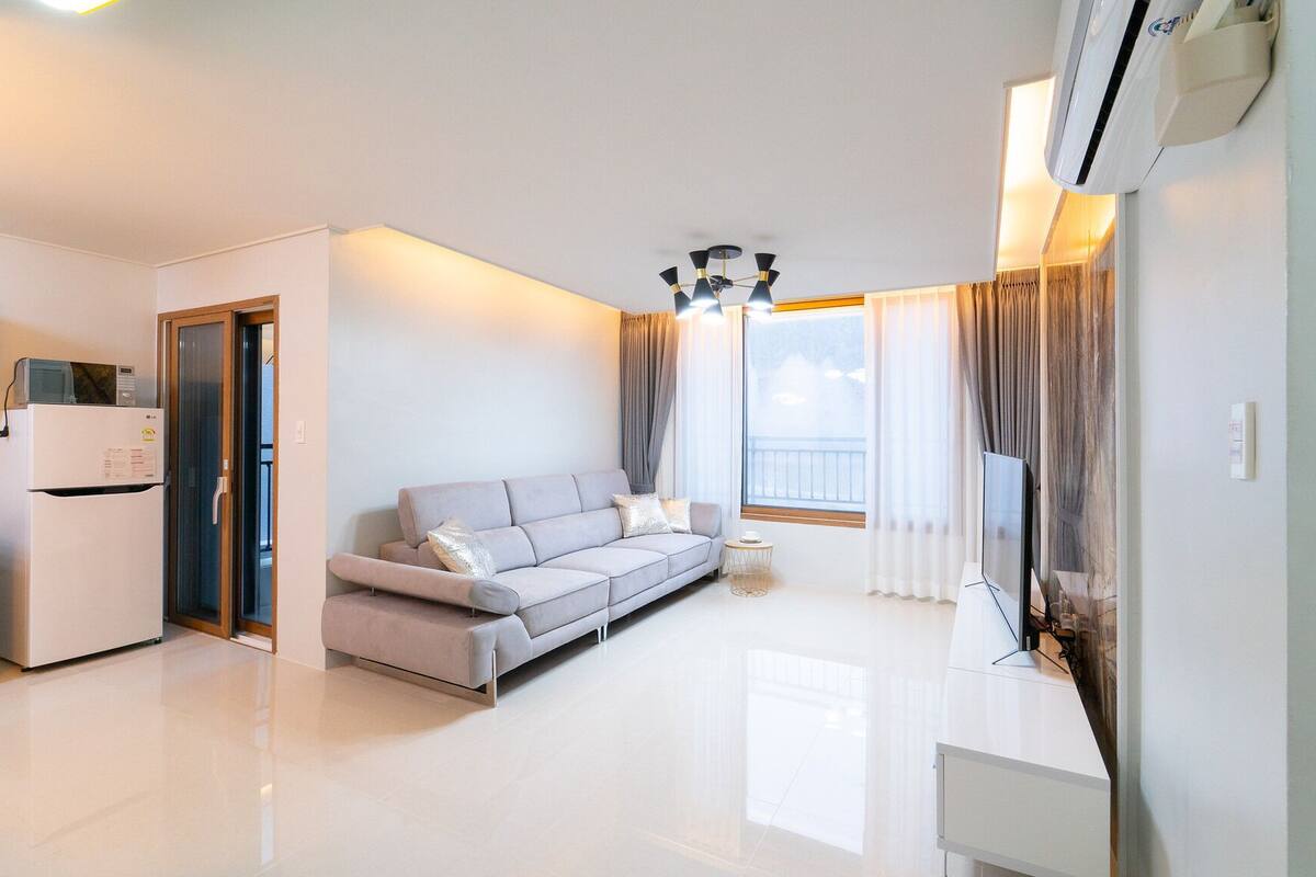 Poolvilla 101 | Living area | Flat-screen TV