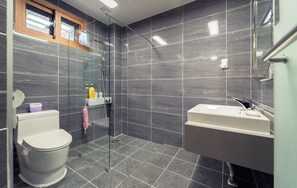 Separate bathtub and shower, jetted bath, hair dryer, towels - NJ Poolvilla (Hoengseong)