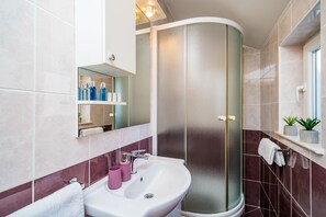 Douche, sèche-cheveux, serviettes fournies