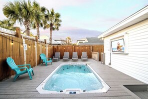 A backyard with a hot tub, wooden deck, and lounge chairs. - Private Heated Spa/Pool, 4min Walk To Beach, Pet Friendly, Zula Breeze Destin (Destin)