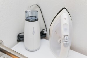 ルーム (/2) | バスルームの設備 | 個別の浴槽とシャワー、バスアメニティ (無料)、ヘアドライヤー、洗浄機付トイレ