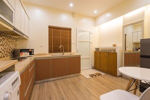 Kjøleskap, mikrobølgeovn, kjøkkenutstyr og ismaskin