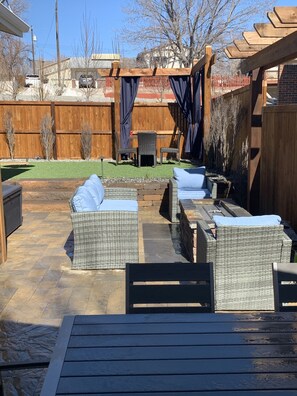 Outdoor dining - Luxurious, Quiet, Family, Perfect Location (Colorado Springs)