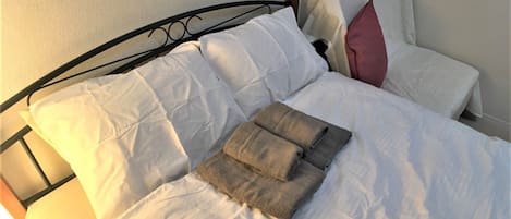 Room (/8) | 1 bedroom, iron/ironing board, free WiFi, bed sheets