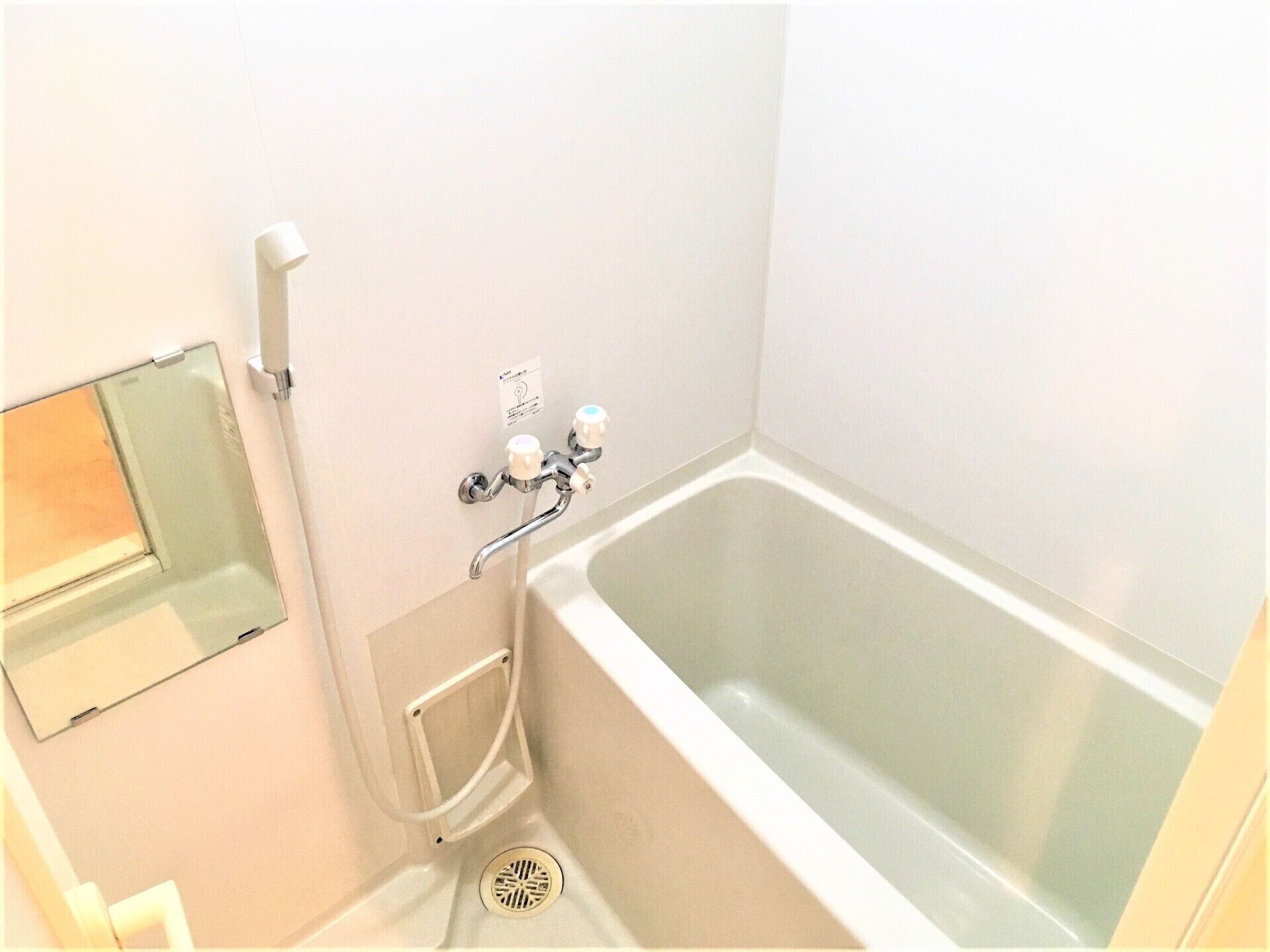 Room (/8) | Bathroom | Separate bathtub and shower, free toiletries, hair dryer