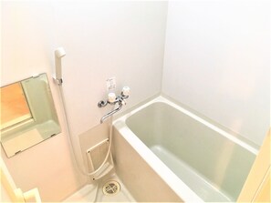 Kamar (/8) | Kamar mandi | Bathtub dan shower terpisah dan perlengkapan mandi gratis