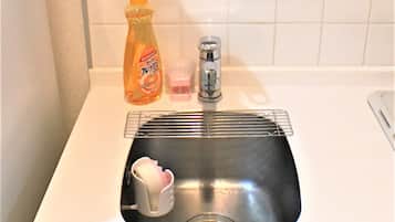 Room (/8) | Dapur kecil peribadi | Peti sejuk, ketuhar gelombang mikro, dapur, cerek elektrik