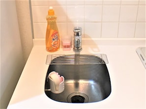 Room (/8) | Private kitchenette | Fridge, microwave, stovetop, electric kettle